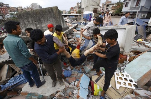 จำนวนผู้เสียชีวิตจากเหตุแผ่นดินไหวในประเทศเนปาลเพิ่มขึ้นกว่า๗๐๐๐คน - ảnh 1