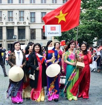 ชมรมชาวเวียดนามที่อาศัยในสาธารณรัฐเช็กสร้างความประทับใจในงานเทศกาลชนกลุ่มน้อยในกรุงปราก - ảnh 1