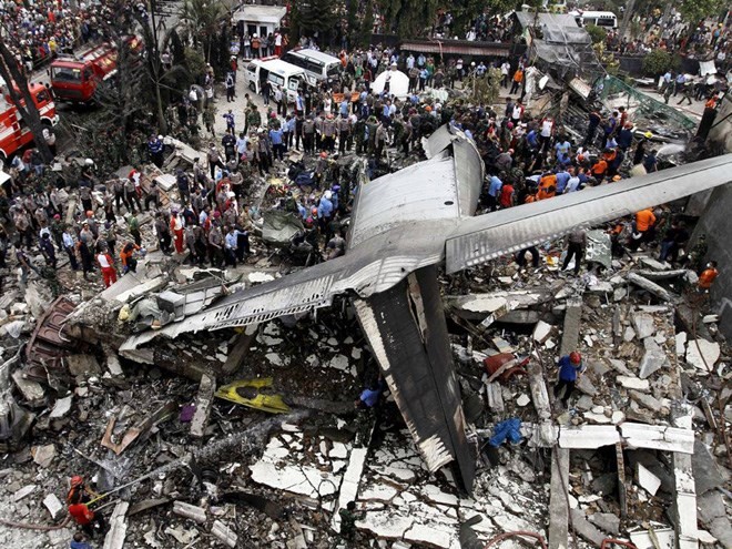 เกิดเหตุเครื่องบินทหารตกในประเทศอินโดนีเซีย - ảnh 1