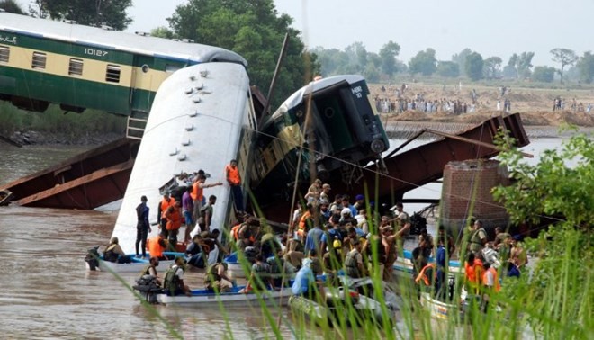 เกิดอุบัติเหตุรถไฟของปากีสถานตกสะพานข้ามคลอง - ảnh 1