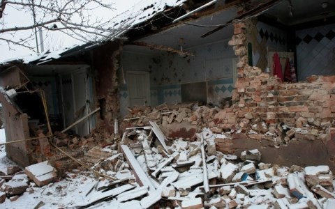 ฝ่ายต่างๆในยูเครนกล่าวหากันว่ายิงปืนใหญ่ใส่เมืองโดเนสต์ - ảnh 1