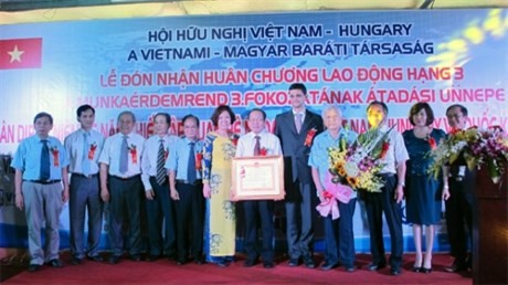 สมาคมมิตรภาพเวียดนาม-ฮังการีรับมอบเหรียญอิสริยาภรณ์แรงงานชั้น๓ - ảnh 1