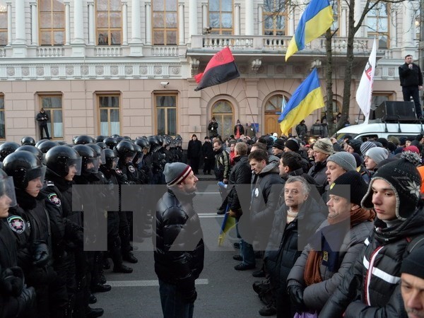 ยูเครนจับกุมตัวผู้ชุมนุมหลายคนในการปะทะในบริเวณด้านหน้าอาคารรัฐสภา - ảnh 1