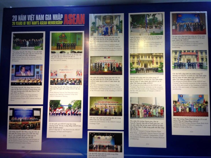 งานนิทรรศการ “อาเซียน-๔๘ปีแห่งสันติภาพและการพัฒนา ๒๐ปีแห่งการที่เวียดนามเข้าเป็นสมาชิกอาเซียน