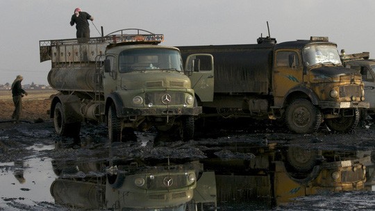 รัสเซียกล่าวหาว่า รถบรรทุกน้ำมันดิบของกลุ่มไอเอสยังคงเดินทางไปยังตุรกี - ảnh 1