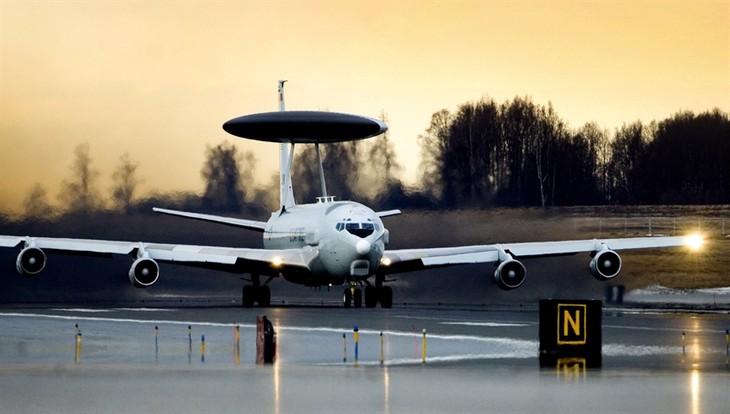 นาโต้ส่งเครื่องบินควบคุมและแจ้งเตือนภัยทางอากาศไปยังตุรกี - ảnh 1