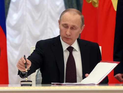 ประธานาธิบดีรัสเซียลงนามประกาศใช้รัฐบัญญัติระงับข้อตกลงเอฟทีเอกับยูเครน - ảnh 1