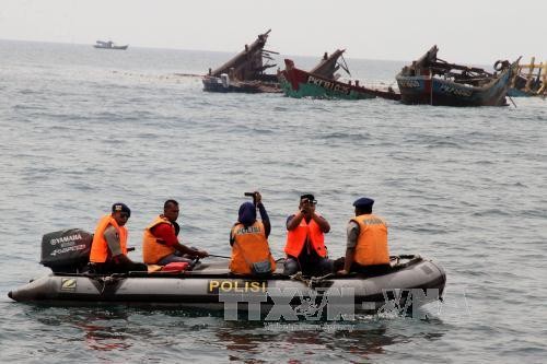 อินโดนีเซียเตือนเรือต่างชาติที่จับปลาอย่างผิดกฎหมาย - ảnh 1