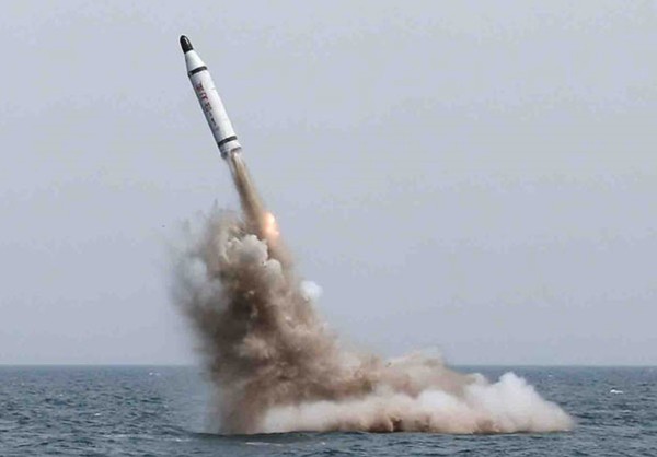 สาธารณรัฐเกาหลีกล่าวหาเปียงยางว่า ยิงขีปนาวุธนำวิถีจากเรือดำน้ำ - ảnh 1