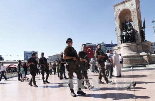กองกำลังเฉพาะกิจของตุรกีเปิดยุทธนาการไล่ล่ากลุ่มทหารที่วางแผนการสังหารประธานาธิบดี - ảnh 1