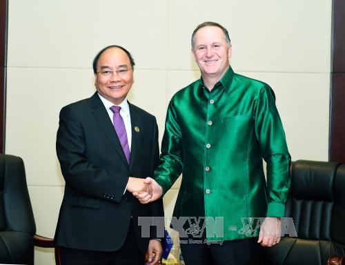 นายกรัฐมนตรีเวียดนามมีการพบปะกับนายกรัฐมนตรีนิวซีแลนด์และญี่ปุ่น - ảnh 1
