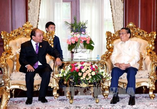 นายกรัฐมนตรีเวียดนามพบปะกับบรรดาอดีตผู้นำประเทศลาว - ảnh 1
