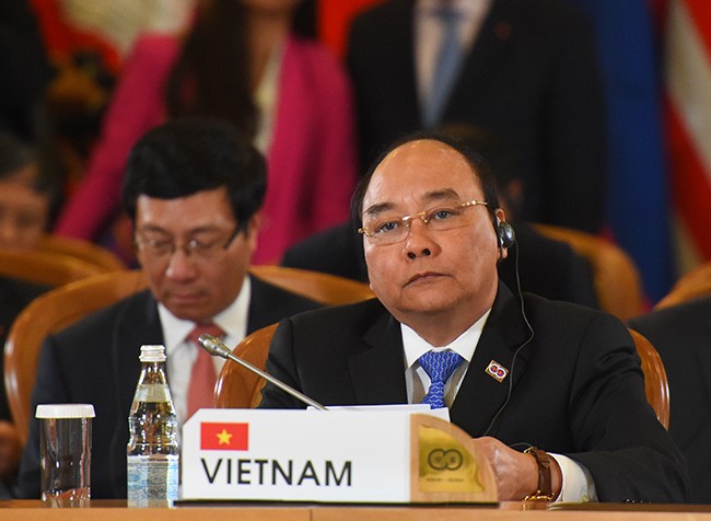 นายกรัฐมนตรีเวียดนามเสร็จสิ้นการเข้าร่วมการประชุมผู้นำอาเซียนครั้งที่๒๘และ๒๙ - ảnh 1