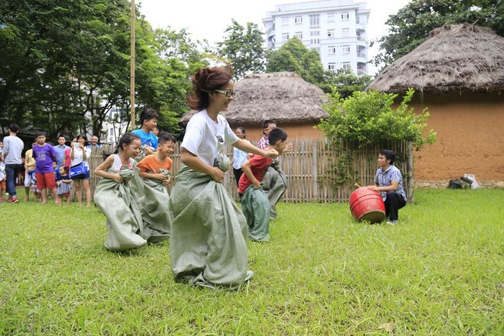 กิจกรรมฉลองเทศกาลไหว้พระจันทร์ให้แก่เด็กที่พิพิธภัณฑ์ชาติพันธุ์เวียดนาม - ảnh 3