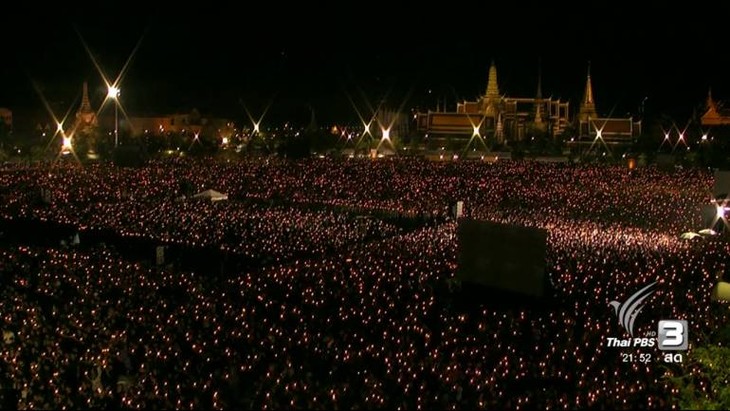 ภาพที่งดงาม ณ สนามหลวง ชาวไทยร่วมร้อง 