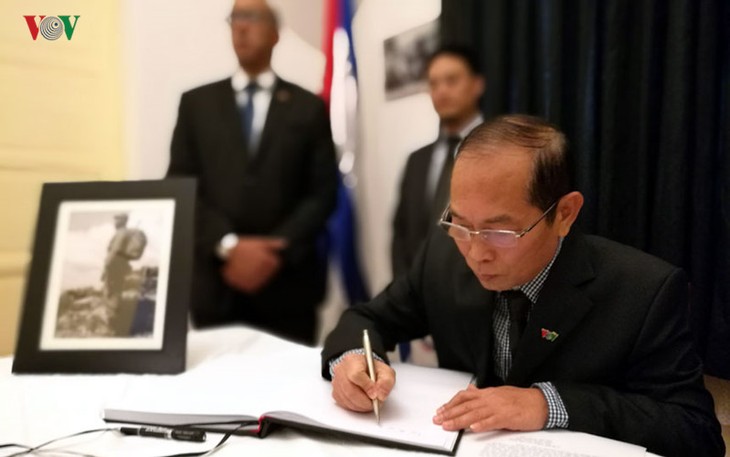 ผู้นำและประชาชนเวียดนามร่วมไว้อาลัยท่าน ฟิเดล คาสโตร ผู้นำคิวบา ณ กรุงฮานอย - ảnh 9