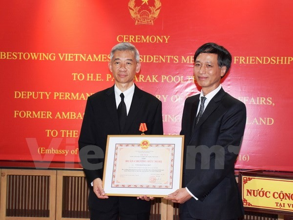 มอบเหรียญอิสริยาภรณ์มิตรภาพให้แก่อดีตเอกอัครราชทูตไทยประจำเวียดนาม - ảnh 1