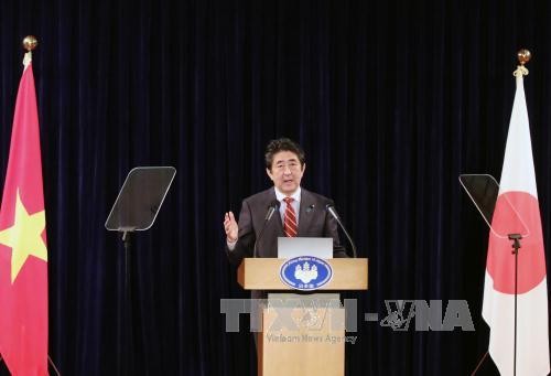 นายกรัฐมนตรีญี่ปุ่นแถลงข่าวต่อสื่อมวลชนในโอกาสการเยือนเวียดนาม - ảnh 1