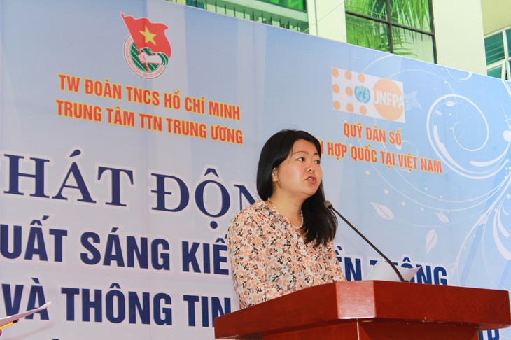 เวียดนามมอบเข็มที่ระลึกแก่รองหัวหน้าสำนักงานตัวแทนกองทุนประชากรของสหประชาชาติ - ảnh 1