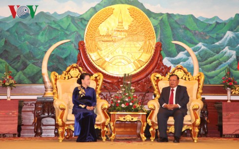 ประธานสภาแห่งชาติเวียดนามเข้าพบเลขาธิการใหญ่พรรคและประธานประเทศลาว   - ảnh 1