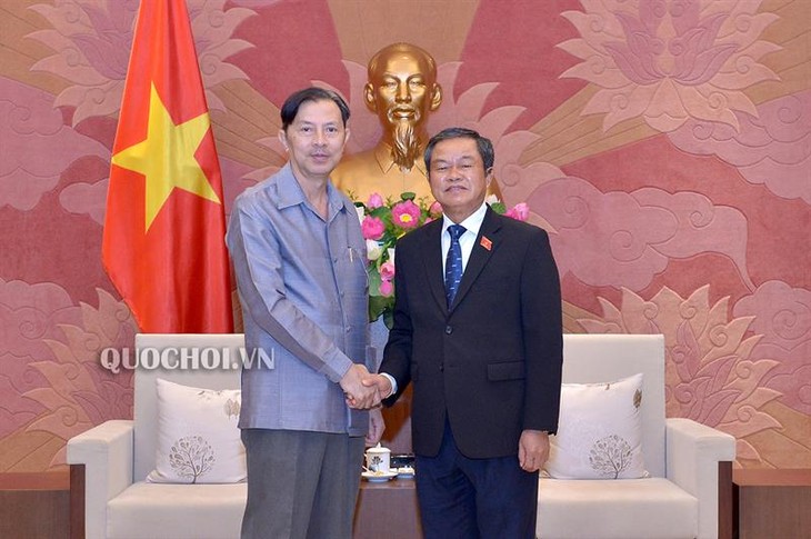 รองประธานสภาแห่งชาติเวียดนามให้การต้อนรับคณะผู้แทนสถาบันวิจัยกฎหมายของรัฐสภาลาว - ảnh 1