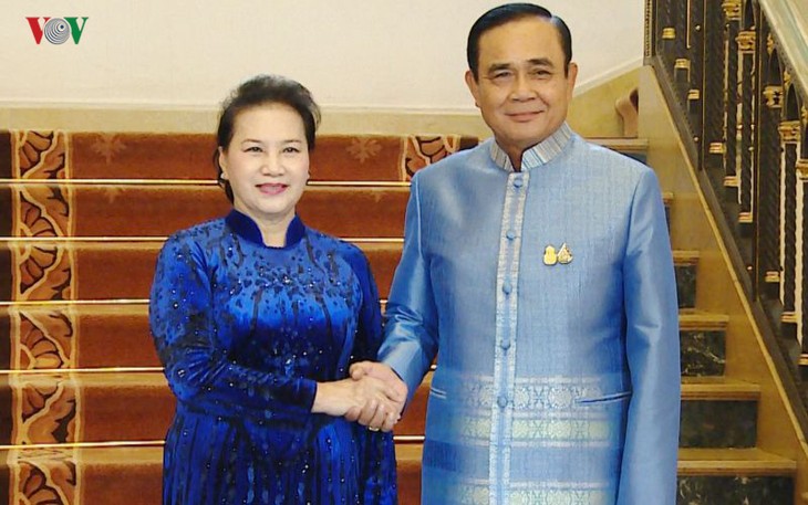 ประธานสภาแห่งชาติเวียดนามพบปะกับนายกรัฐมนตรีไทย	 - ảnh 1