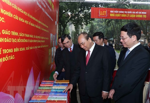 นายกรัฐมนตรีเวียดนามเข้าร่วมงานนิทรรศการหนังสือในโอกาสรำลึกครบรอบ 90ปีวันก่อตั้งพรรค - ảnh 1