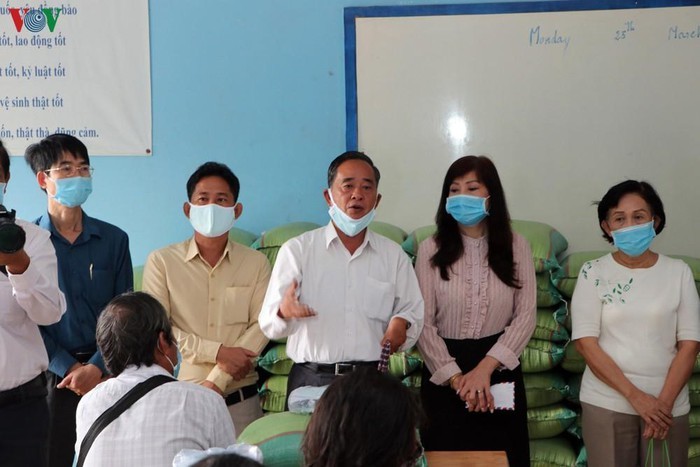 กิจกรรมมอบของขวัญให้แก่ชาวลาวและกัมพูชาเชื้อสายเวียดนามในการรับมือการแพร่ระบาดของโรคโควิด -19  - ảnh 1