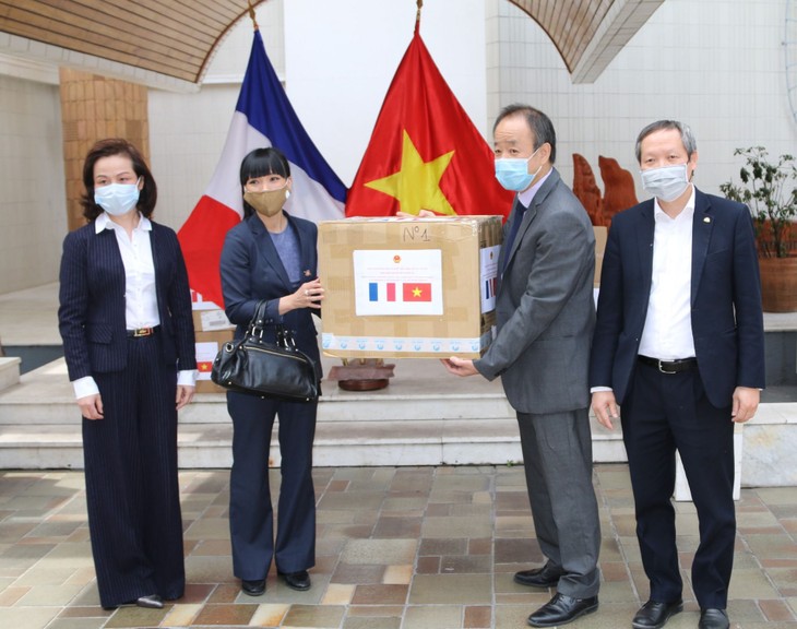 สถานทูตเวียดนามประจำฝรั่งเศสมอบหน้ากากอนามัยให้แก่เพื่อนมิตรชาวฝรั่งเศส - ảnh 1