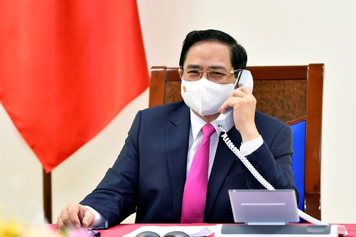 นายกรัฐมนตรี ฝามมิงชิ้งพูดคุยผ่านทางโทรศัพท์กับนายกรัฐมนตรีญี่ปุ่น - ảnh 1