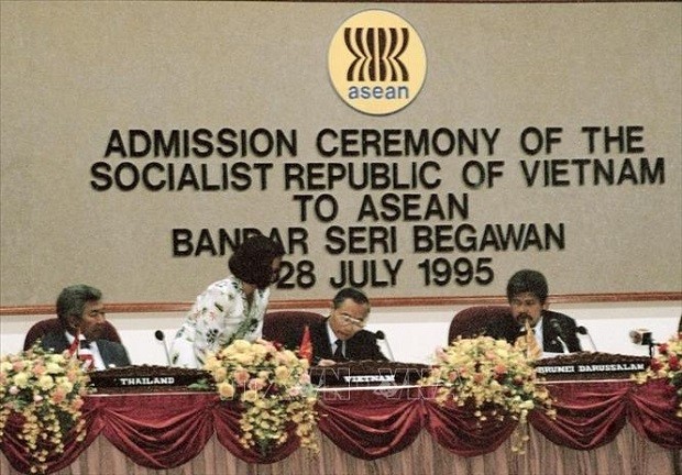 26 ปีที่เวียดนามเดินพร้อมและพัฒนาร่วมกับประชาคมอาเซียน - ảnh 1