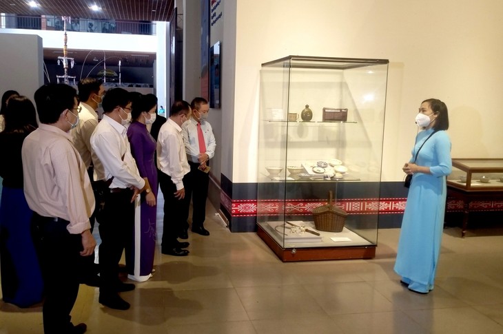 การมอบสิ่งของวัตถุให้แก่ทางพิพิธภัณฑ์เพื่ออนุรักษ์วัฒนธรรมและให้การศึกษาเกียรติประวัติ - ảnh 1