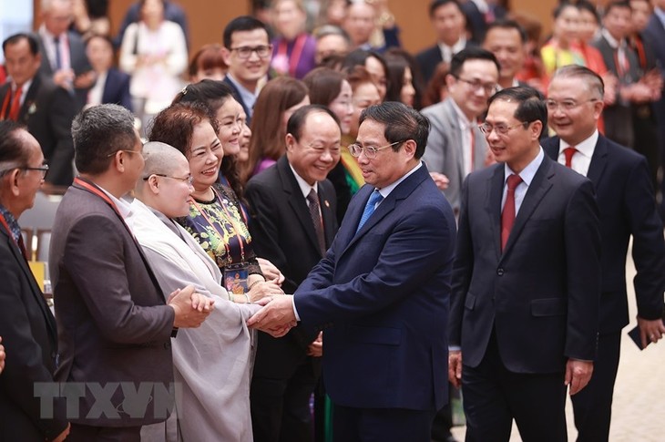 นายกรัฐมนตรี ฝามมิงชิ้งพบปะกับตัวแทนดีเด่นของชมรมชาวเวียดนามที่อาศัยในต่างประเทศ - ảnh 1
