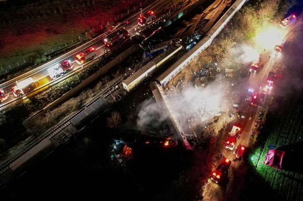 มีผู้เสียชีวิตอย่างน้อย 16 คนจากอุบัติเหตุรถไฟโดยสารและรถไฟบรรทุกสินค้าชนกันที่กรีซ - ảnh 1