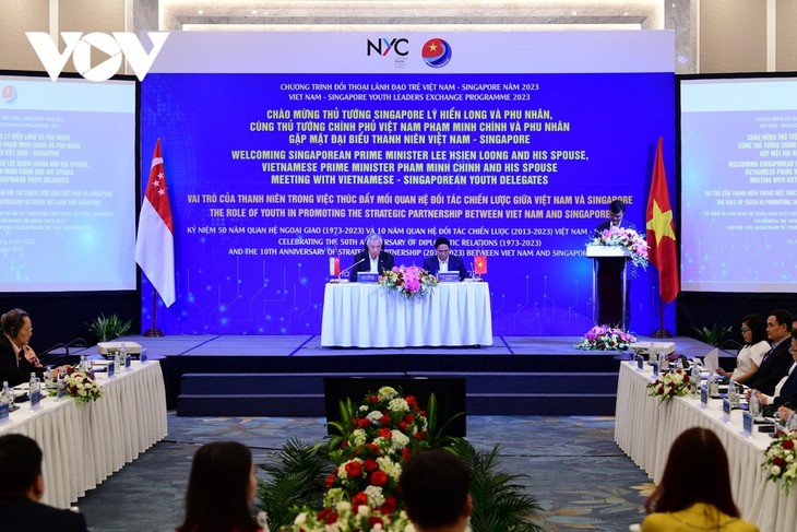 นายกรัฐมนตรีเวียดนามและนายกรัฐมนตรีสิงคโปร์สนทนากับผู้บริหารรุ่นใหม่ของทั้งสองประเทศ - ảnh 1