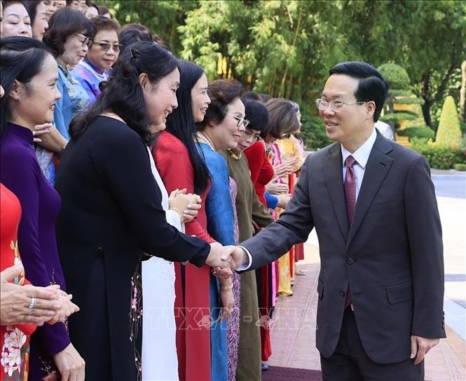 ประธานประเทศ หวอวันเถือง พบปะกับสมาคมนักธุรกิจหญิงเวียดนาม - ảnh 1