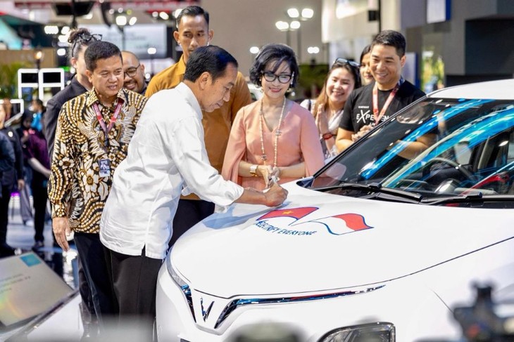 VinFast  แนะนำรถยนต์ไฟฟ้ารุ่นพวงมาลัยขวาในงาน Indonesia International Motor Show - ảnh 1