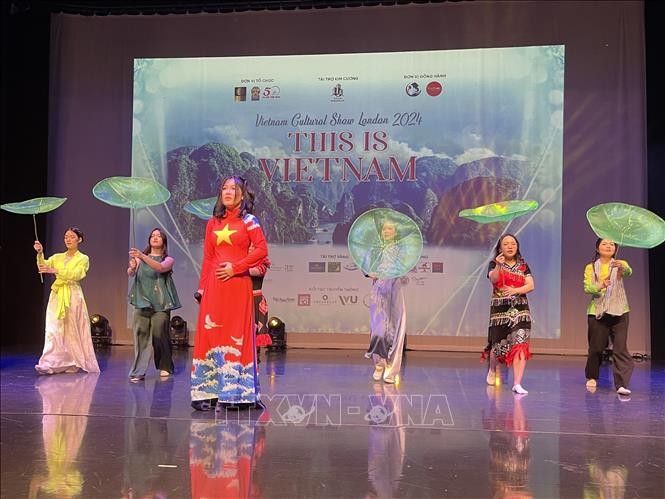 Vietnam Cultural Show London 2024 ประชาสัมพันธ์ประเทศ คนและวัฒนธรรมเวียดนามต่อเพื่อนมิตรชาวต่างชาติ - ảnh 1
