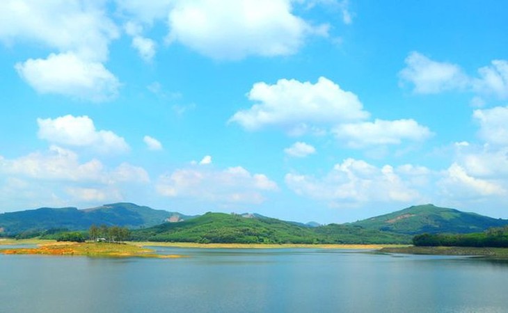 Discovering tranquility of Viet An lake in Quang Nam - ảnh 1
