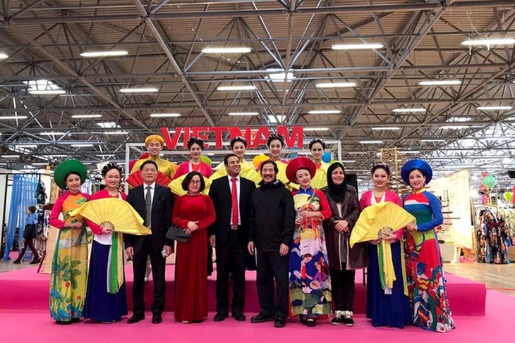 Vietnamese culture goes on display at Oriental Festival in Italy - ảnh 5