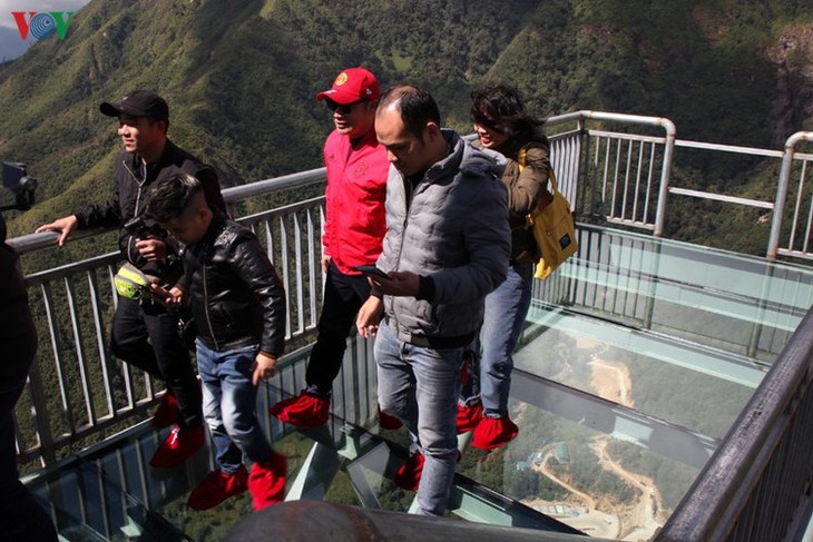 Visitors flock to Rong May Glass Bridge in Lai Chau - ảnh 10