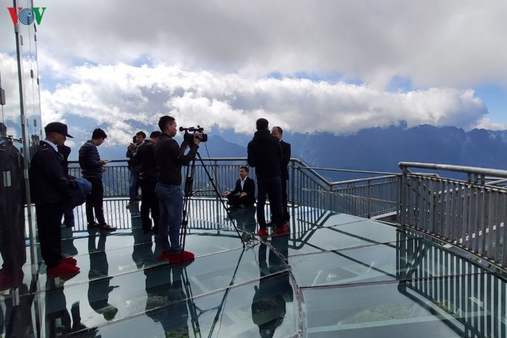Visitors flock to Rong May Glass Bridge in Lai Chau - ảnh 11
