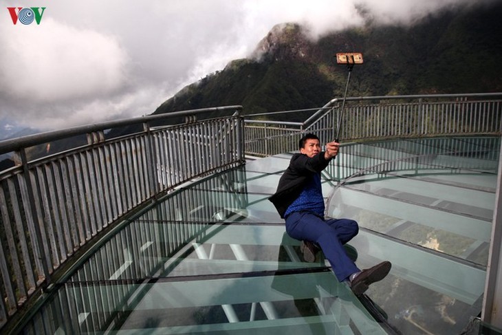 Visitors flock to Rong May Glass Bridge in Lai Chau - ảnh 14