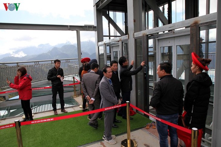 Visitors flock to Rong May Glass Bridge in Lai Chau - ảnh 16