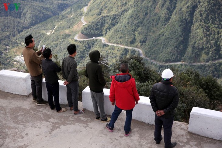 Visitors flock to Rong May Glass Bridge in Lai Chau - ảnh 17
