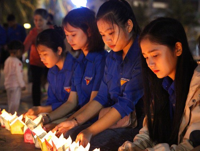 Da Nang lights up 1,000 lanterns for victims of traffic accidents - ảnh 4