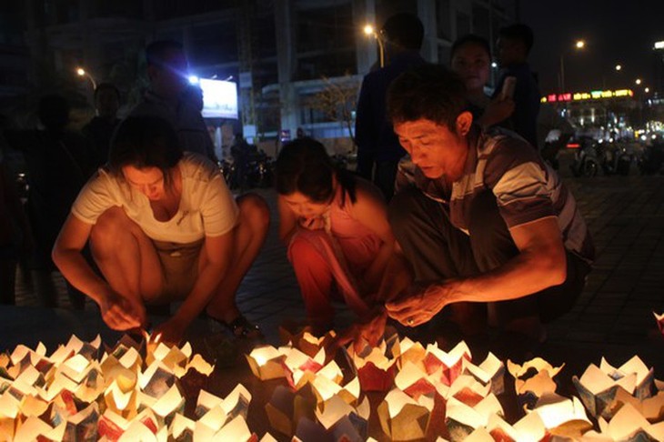 Da Nang lights up 1,000 lanterns for victims of traffic accidents - ảnh 6