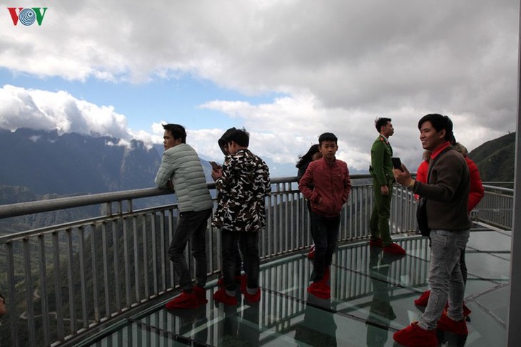 Visitors flock to Rong May Glass Bridge in Lai Chau - ảnh 9