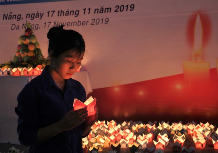 Da Nang lights up 1,000 lanterns for victims of traffic accidents - ảnh 1