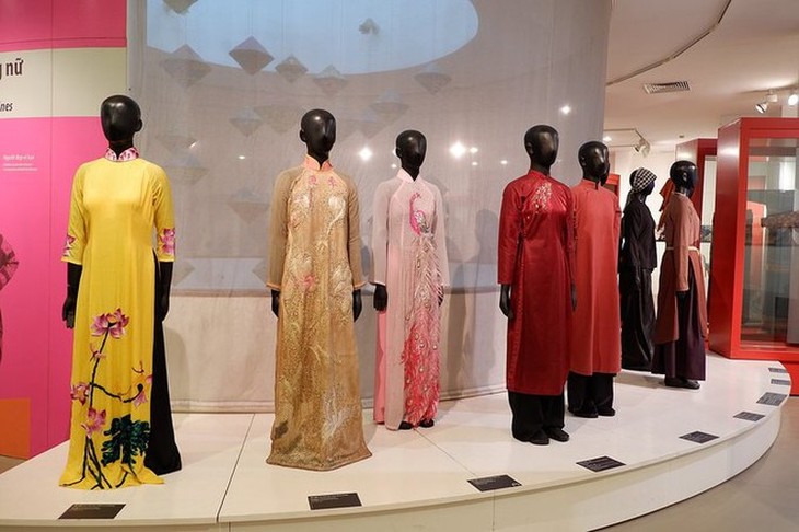 Ao Dai exhibition at Vietnamese Women’s Museum - ảnh 1